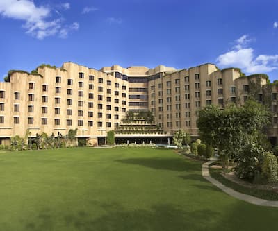 https://imgcld.yatra.com/ytimages/image/upload/t_hotel_yatra_city_desktop/v1466566282/Domestic Hotels/Hotels_New Delhi/ITC Maurya/05_Exterior_Panorama.jpg